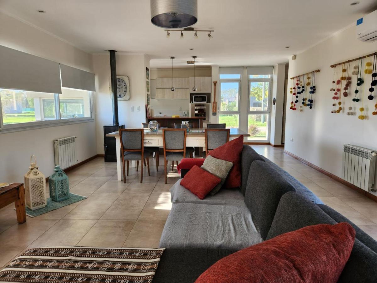 Casa En Club De Campo. Parque Y Pileta. Holiday home San Nicolas de los Arroyos
