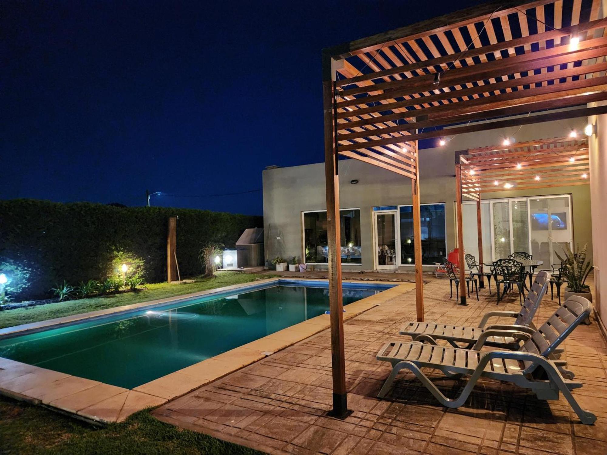 Casa En Club De Campo. Parque Y Pileta. *